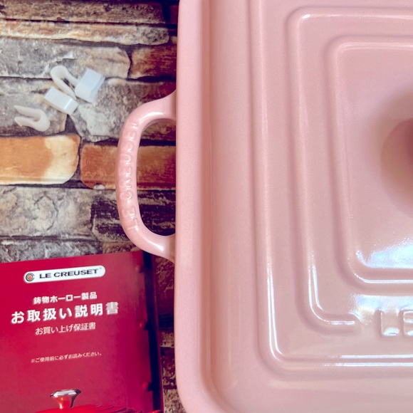 Le Creuset Square Signature Cast Iron in Black Interior (Chiffon Pink) - Picture 2 of 11
